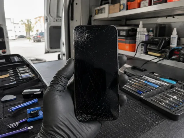 قبل الإصلاح — استبدال شاشة iPhone داخل ورشتنا المتنقلة