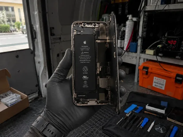 قبل الإصلاح — تبديل بطارية iPhone بالبيت